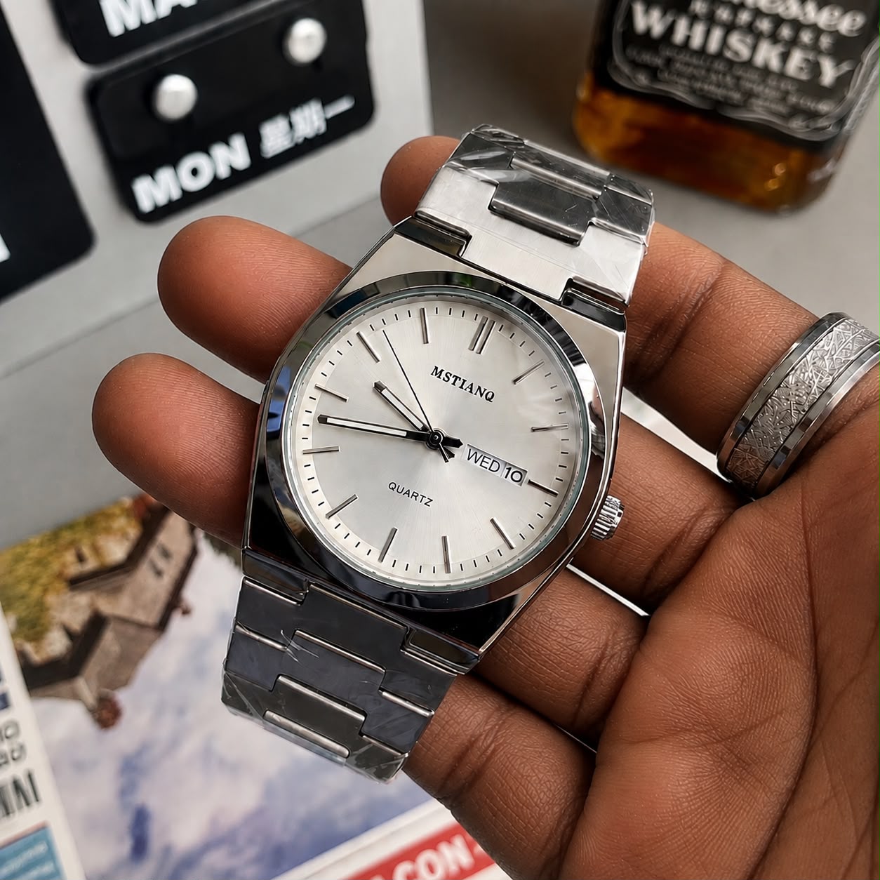 Montre quartz pour homme avec cadran blanc et affichage jour et date